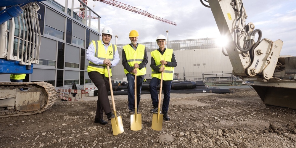 Von links nach rechts: Roger Süess, CEO Green, Andreas Denz, Gemeindepräsident Dielsdorf und Romeo Deplazes, Stv. CEO Energie 360°