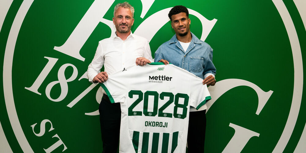 Chima Okoroji (rechts) mit FCSG-Sportchef Roger Stilz (links).