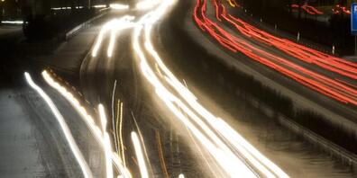 Ein angetrunkener Autofahrer fuhr im Februar 2023 einen 61-jährigen Mann auf der A1 an und verletzte ihn tödlich. Dieser war gerade dabei, die Schäden an seinem Auto zu fotografieren - von einem vorherigen Unfall. (Symbolbild)