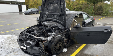 Der Autofahrer bemerkte plötzlich Rauch, der aus der Motorhaube kam.