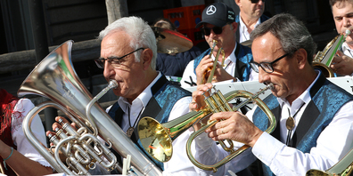 Etwas für Gaumen, Herz und Gemüt: Die Sarganserländer Musikanten sorgen zusammen mit dem Jodelclub Calanda und den Rheindorfer Musikanten für unterhaltsame Stunden.