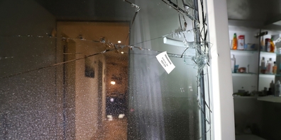 Indem sie ein Fenster gewaltsam einschlug und eine Balkontür aushebelte, drang die unbekannte Täterschaft in eine Biltner Parterrewohnung ein.