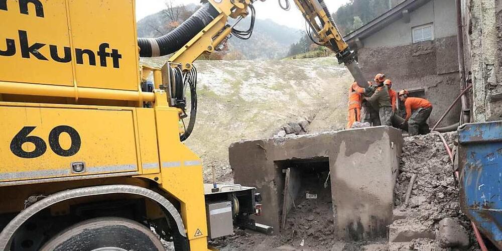 Bagger bei der Arbeit im Erdrutschgebiet von Schwanden.
