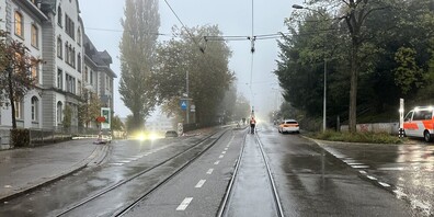 Der Velofahrer musste mit Verletzungen am Bein ins Spitalgebracht werden.