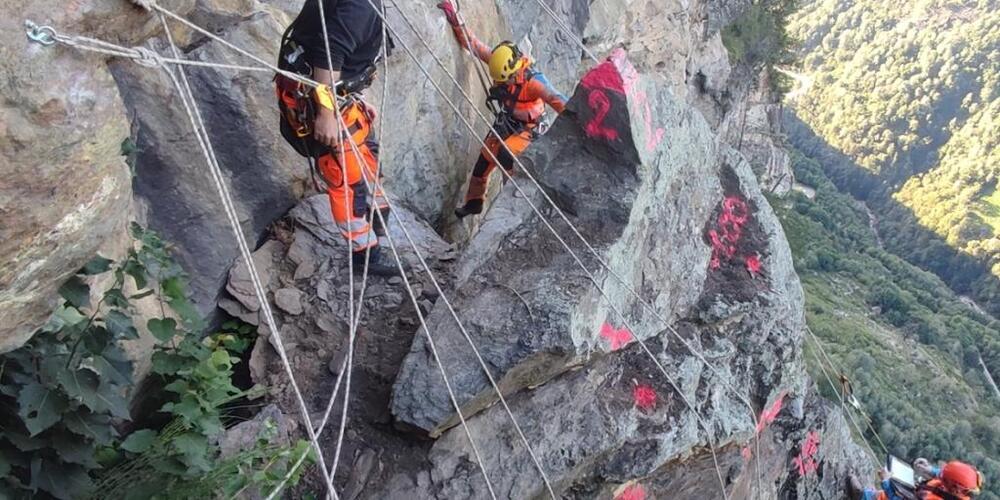 Oberhalb der Strasse ins Calanca-Tal werden in Vorbereitung auf die Sprengarbeiten Bohrlochmarkierungen vorgenommen.