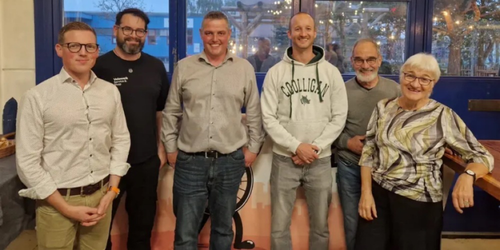 Bildlegende: Stadtrat Andreas Müller (3.v.l.) mit zwei der vier Gewinnerinnen und Gewinner (3.v.r. und 1.v r.), und Sponsoren und Projektpartnern