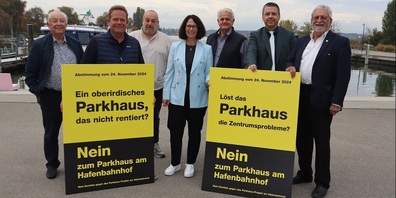 Das Nein-Komitee zum Parkhaus am Hafenbahnhof mit Hans Forster, Fabian Neuweiler, Fabrizio Ribezzi, Séverine Schindler, Xaver Dahinden, Alexander Salzmann und Jost Rüegg informierten. (v.l.n.r.)