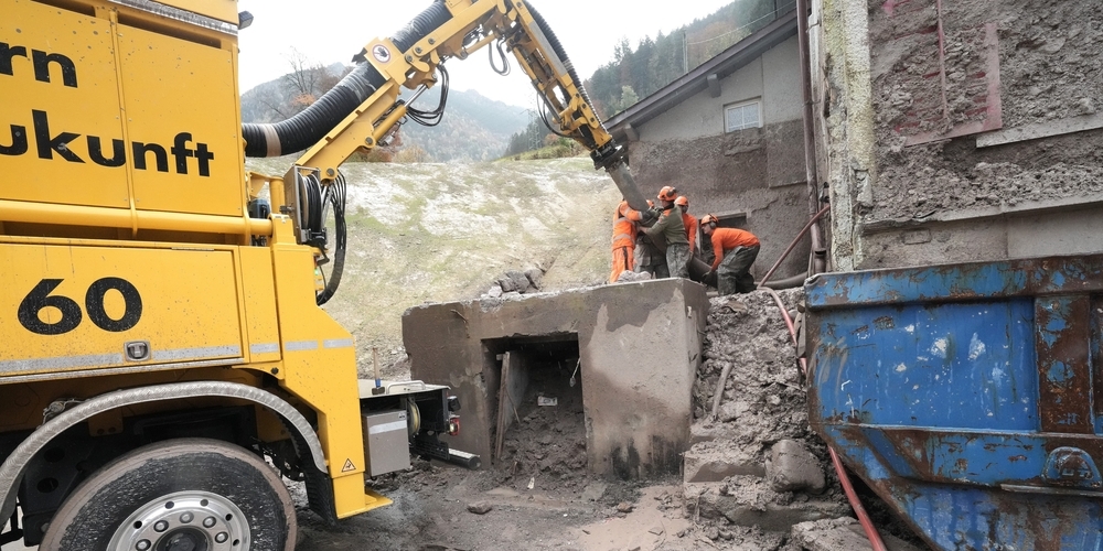Mit Saugbaggern befreit der Zivilschutz Glarus die letzten beiden Liegenschaften von Schlamm und Erdmaterial.