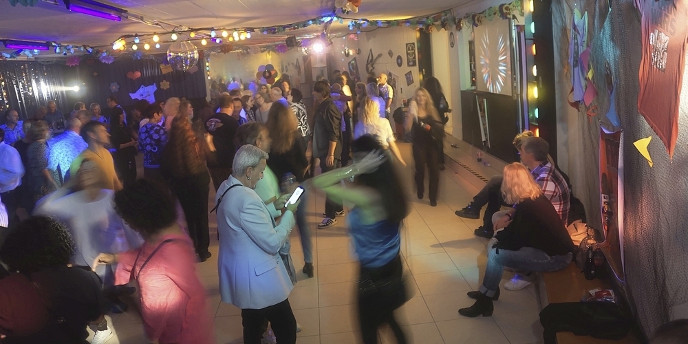 Das einzig Digitale an der Golden Eagle Disco des Jahres 2024 waren Handys, um die Freude am Revival zu teilen.