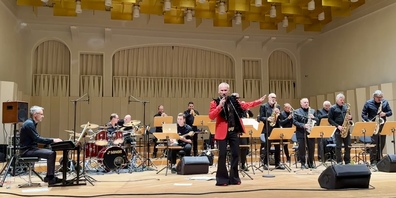 Peter John Farrowski und die Swingwerk Bigband am 24. Oktober 2024 in der Tonhalle