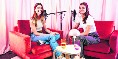 Die beiden Gesichter hinter dem Podcast «Stadt, Land, Stuss»: die Einsiedlerin Flavia Kälin (links) und Jenny Kitzka aus Schindellegi.