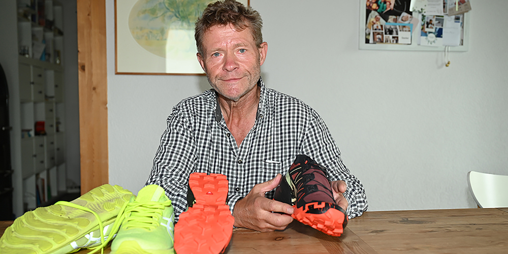 Toni Mächler in seinem Haus mit einer kleinen Auswahl seiner Laufschuhe.