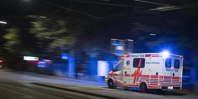 Bei einem Verkehrsunfall in der Stadt Zürich am Donnerstagabend stiess ein gestürzter Motorradfahrer mit einem Fussgänger zusammen. Beide mussten ins Spital gebracht werden. (Symbolbild)