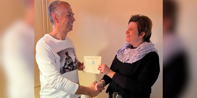 Der Schmerkner Yanyck Couchet (l.) wird von Ursula Wüst-Lückl als 300. Mitglied der Genossenschaft KISS Linth begrüsst.