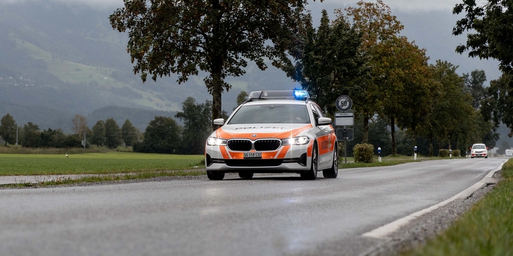 Durch eine sofort eingeleitete Fahndung konnte die Kantonspolizei St.Gallen zwei Serben mit «typischen Einbruchsutensilien» anhalten. (Symbolbild)