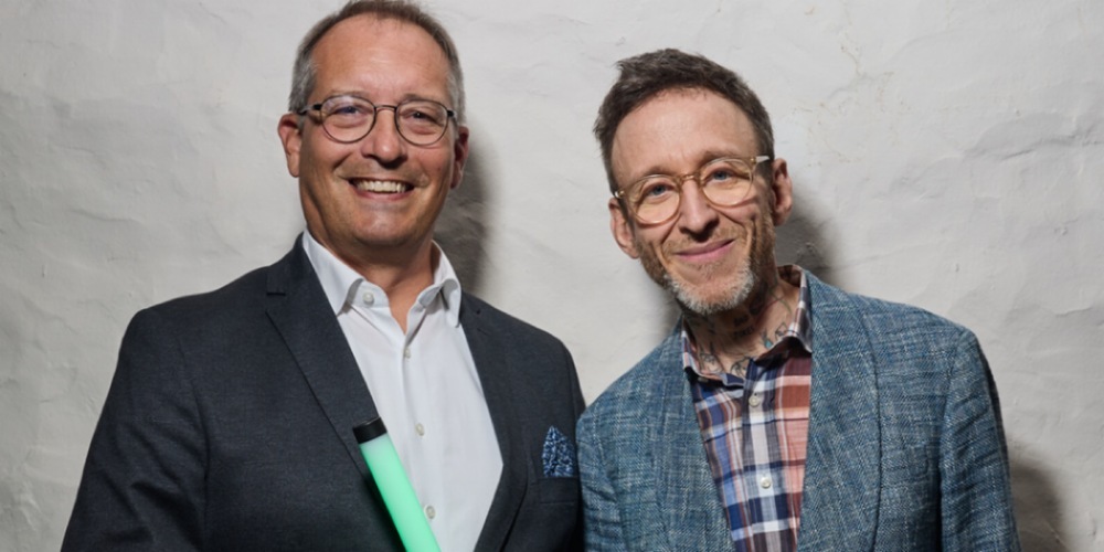 Thomas Meyer gibt den Stab des Kulturgastes an Christopher Müller, Co-Präsident Regionalkonferenz Nördlich Lägern (links) zurück.