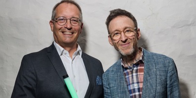 Thomas Meyer gibt den Stab des Kulturgastes an Christopher Müller, Co-Präsident Regionalkonferenz Nördlich Lägern (links) zurück.