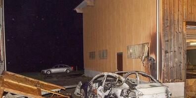 Vom Auto des Betrunkenen blieb in Heldswil nur das ausgebrannte Wrack.