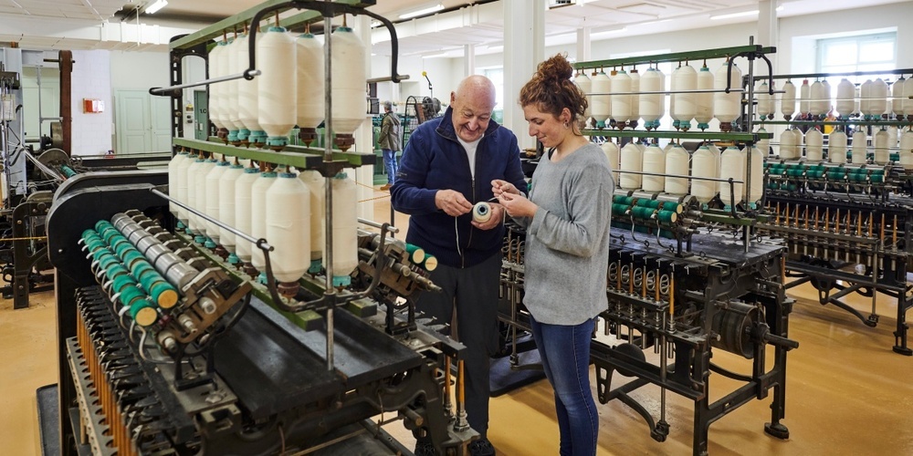 Engagierte Freiwillige zeigen die historischen Maschinen im Museum Neuthal.