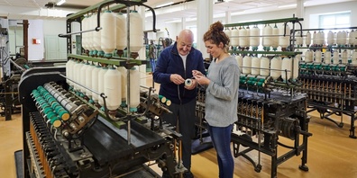 Engagierte Freiwillige zeigen die historischen Maschinen im Museum Neuthal.