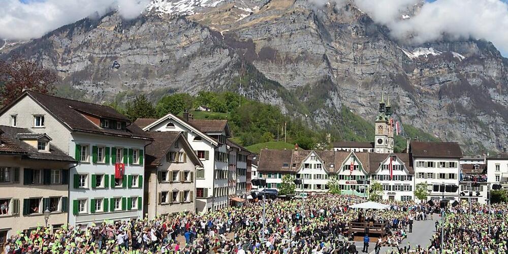 Unter diesem Platz will die Gemeinde Glarus eine Tiefgarage bauen. Wird auf dem Zaunplatz, wie der im Volksmund genannte Landsgemeindeplatz in Glarus eigentlich heisst, nicht gerade politisiert, stehen hier zig Fahrzeuge. Dies soll sich langf...