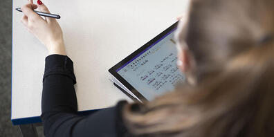 Jugendliche an Zürcher Berufsschulen und Gymnasien sollen sich künftig bei Problemen Unterstützung von der Schulsozialarbeit holen können. (Symbolbild)