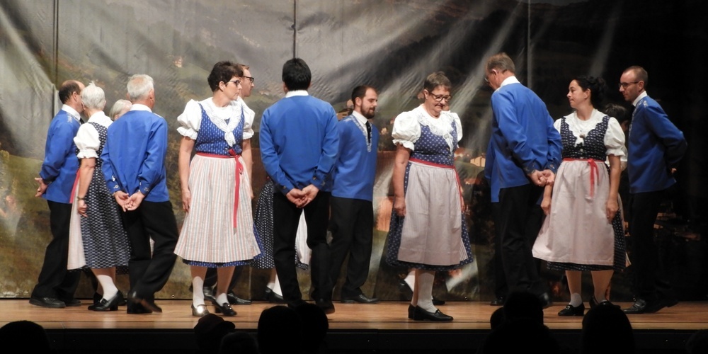 Die Volkstänze wurden von Tanzleiterin Nicole Hüppi einstudiert. 