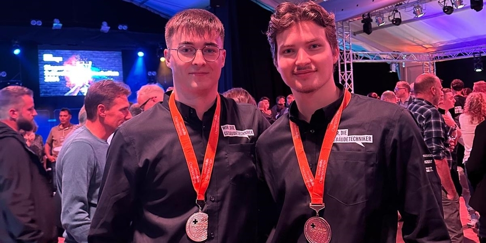 Erfolgreiche Lehrlinge: (v.l.) Viktor Dimitrov errang Gold als Gebäudetechnikplaner Heizung und Nedim Paratusic Bronze als Gebäudetechnikplaner Sanitär.