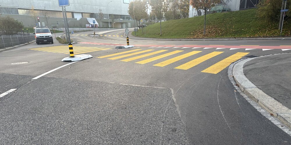 Der Autofahrer rammte die Velofahrerin an und machte sich aus dem Staub.