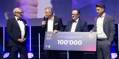 Martin Schönenberger (links) und Stephan Häuselmann (2. v.r.) vom Fussballnacht-OK konnten Mario Gilli (rechts) von FCO und Roger Stilz (2. v.l.) vom FCSG einen Check über 100'000 Franken überreichen.