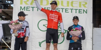 Podest der Elite: 1. Dario Lillo (VeloClub Eschenbach, Mitte), 2. David Menut (Frankreich, l.) und 3. Gilles Mottiez (aus Collonges VS).