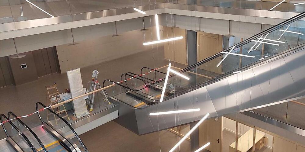 Rolltreppen führen in der Eingangshalle des Neubaus des Kantonsspitals Baden vom Erdgeschoss bis in den zweiten Stock.