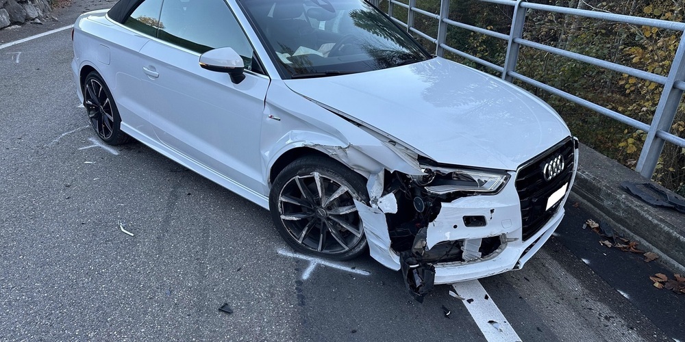 Die Autofahrerin kam in der Kurve von der Strasse ab und prallte in die Mauer.