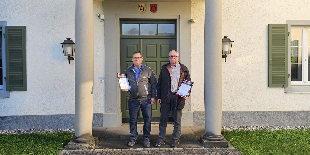 Peter Dobler (li), Präsident der SVP Wangen, und Edgar Mettler, Präsident von Mir Nuoler, halten die Unterschriftenbogen bereit.