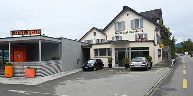     Der Gasthof Seefeld auf dem Seedamm mit dem Restaurant und dem Hotel rechts sowie der «Sonderbar» links wurde verkauft und wird nur noch gut ein Jahr betrieben; danach weicht die ganze Liegenschaft einer Wohnanlage.
