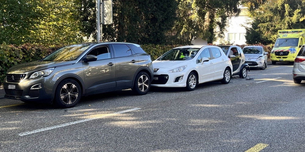 Weil der hinterste Lenker die verkehrsbedingte Verlangsamung der Kolonne vor ihm zu spät bemerkte, kam es zum Auffahrunfall.