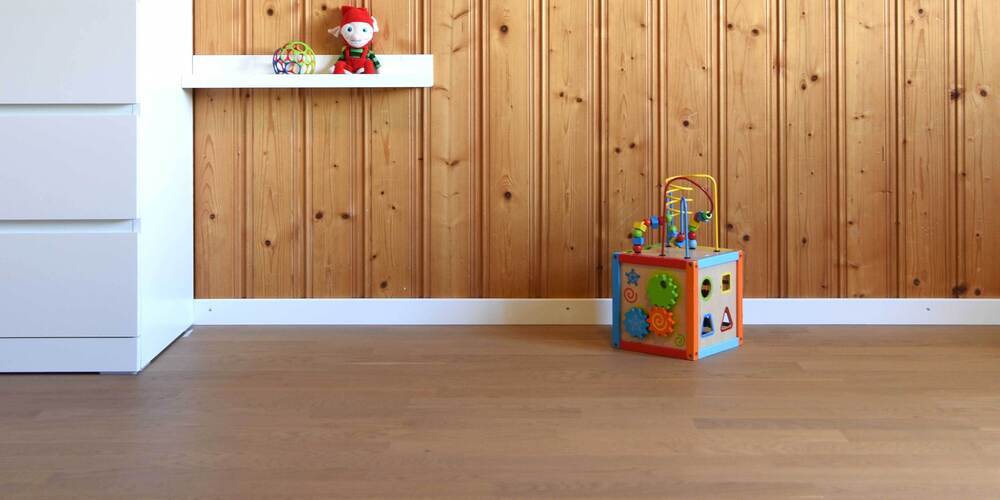 Die Kita Montlingen hat einen nigelnagelneuen Parkettboden erhalten.