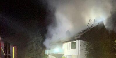 Feuerwehrleute am Montagabend im Einsatz in Erlinsbach SO.