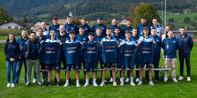 Die erste Mannschaft des FC Rüthi mit Michael Büchel, Blatten-Garage Büchel AG (ganz rechts), Dorian Sulejmani, Isogips GmbH (3.v.r.), Liridon Kroni, Schloms Kunststoffe AG (3.v.l.), Urs Baumgartner, Center Rheintal AG (2.v.l.) und Julia Zigerlig, Alpha Rheintal Bank AG (ganz links)
