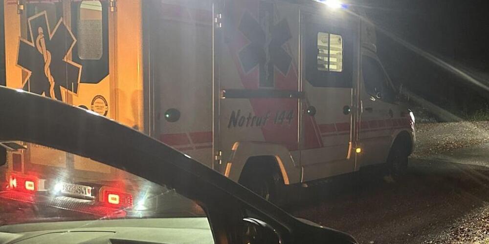 Ersthelfer kümmerten sich um die von einem Auto überrollte Frau. Ein Helikopter transportierte die Verletzte dann in ein Spital.