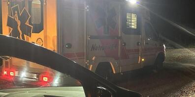 Ersthelfer kümmerten sich um die von einem Auto überrollte Frau. Ein Helikopter transportierte die Verletzte dann in ein Spital.