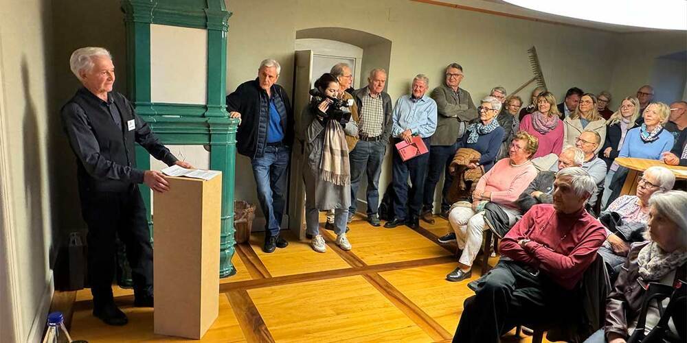 Fortunat Ruffner, Präsident der Pro Guscha, konnte an der Vernissage zahlreiche Besucher begrüssen. 