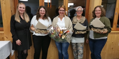 v.l.n.r.: Jesika Wildhaber (Vermittlerin), Nadja Keel (10 Jahre), Claudia Keller (20 Jahre), Nadja Buschor (10 Jahre), Daniela Steiger (10 Jahre)
