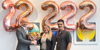 René Huber (l.) begrüsst die 22'222ste Einwohnerin Svjetlana Piediscalzi und ihr Sohn Michele.