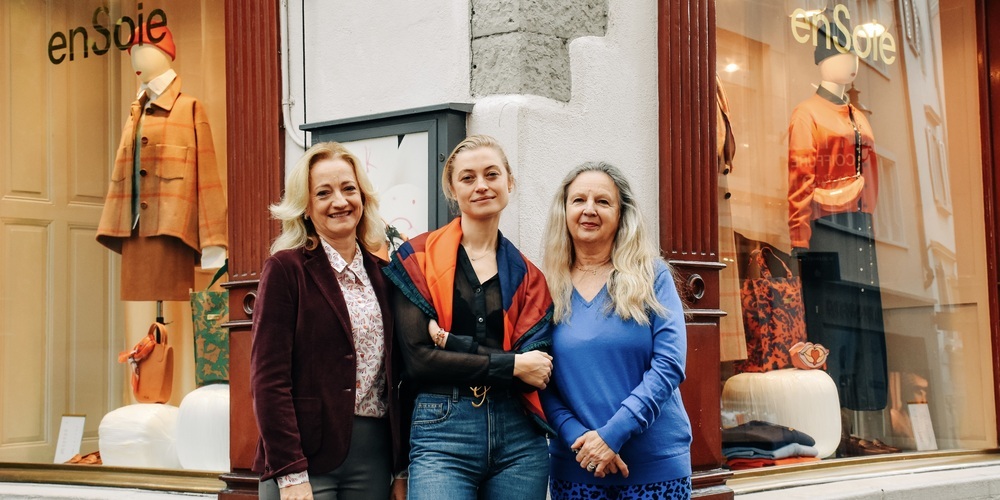 Sie planen eine besondere Spendenaktion: Anna Meier von enSoie (in der Mitte), umrahmt von Ursi Binkert (links) und Sandra Vassalli vom Gönnerverein Kispex.