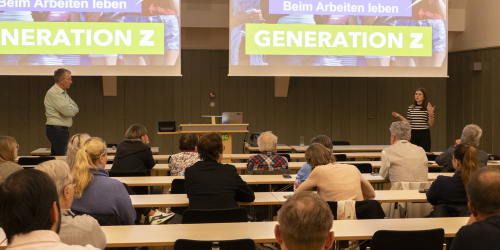 Prof. Dr. Maximilian Koch (links) und Zoé Breitenmoser (rechts) führten durch die Veranstaltung.