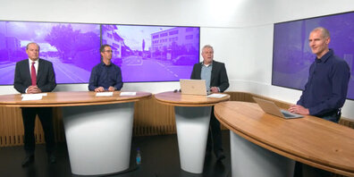 Die Anwesenden im Live-Stream (v.l.): Gemeindepräsident Jörg Kündig, Bauleiter Remo Hürlimann, Moderator Thomas Maag und Projektleiter Simon Künzler.