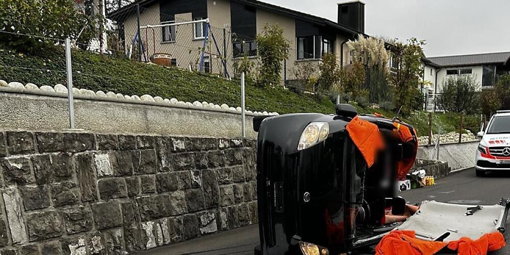 Nach der Kollision mit einer Mauer wurde der 52-jährige Autofahrer mit unbestimmten Verletzungen in ein Spital gebracht.