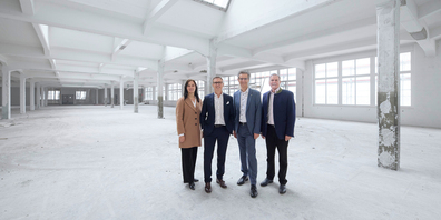 Rundgang durch das 4. Obergeschoss des Kammgarn Westflügels (v.l.): Nadine Thierbach, Beckhoff Automation AG; René Zuberbühler, Geschäftsführer Beckhoff Automation AG; Peter Neukomm, Stadtpräsident Stadt Schaffhausen; Roger Düring, Immobilien Stadt Schaffhausen.