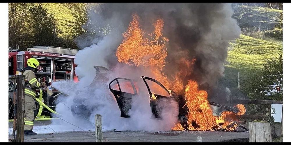 Das Fahrzeug in Vollbrand.